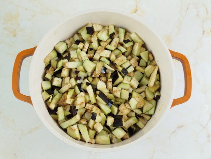 Beringela adicionada à panela.