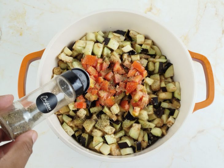 Temperos adicionados à caponata.