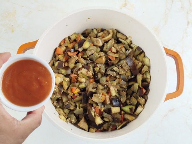 Molho adicionado à caponata.