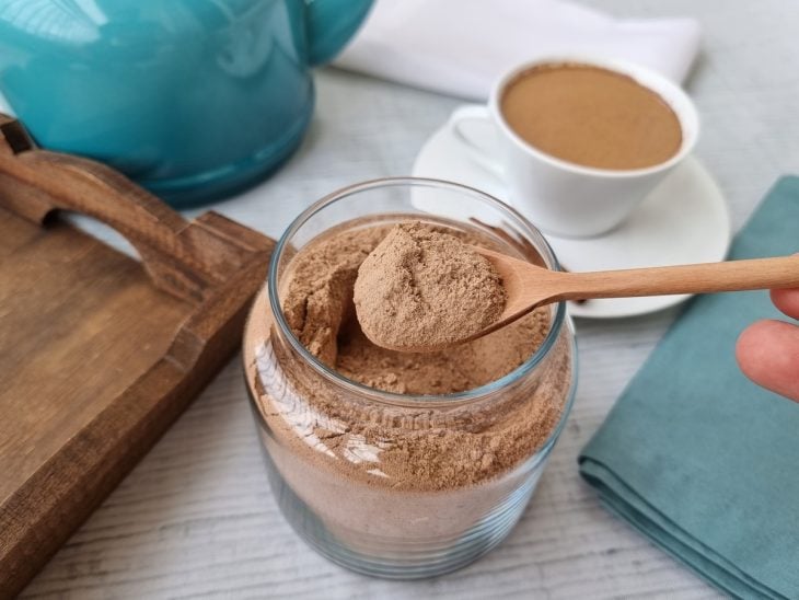 Capuccino em um pote e uma colherzinha mostrando uma porção.