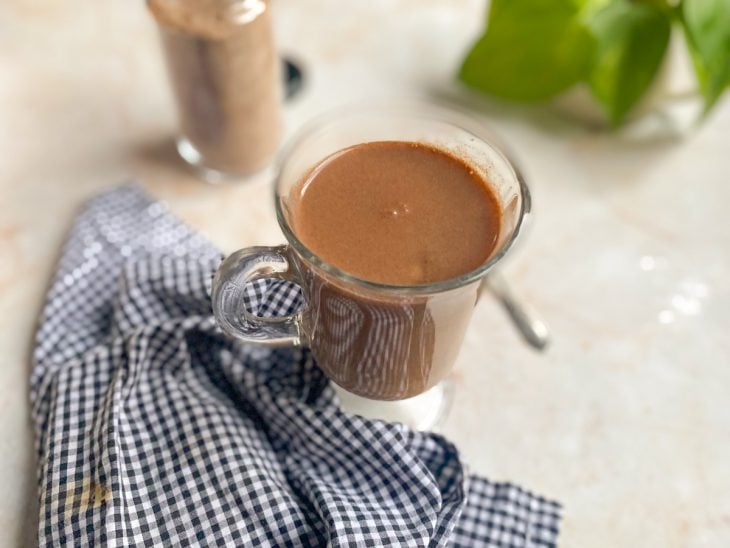 Uma xícara com capuccino caseiro cremoso.