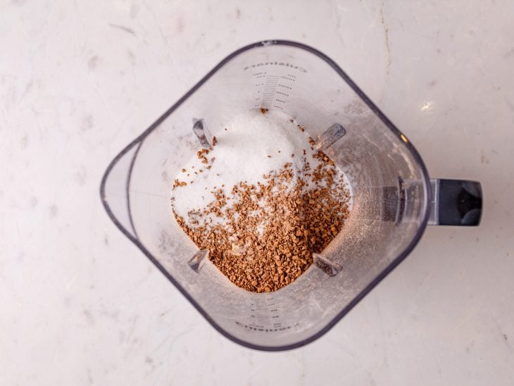 Todos os ingredientes dentro do liquidificador.