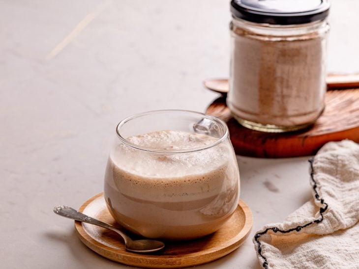 Cappuccino preparado com leite pronto para consumo.