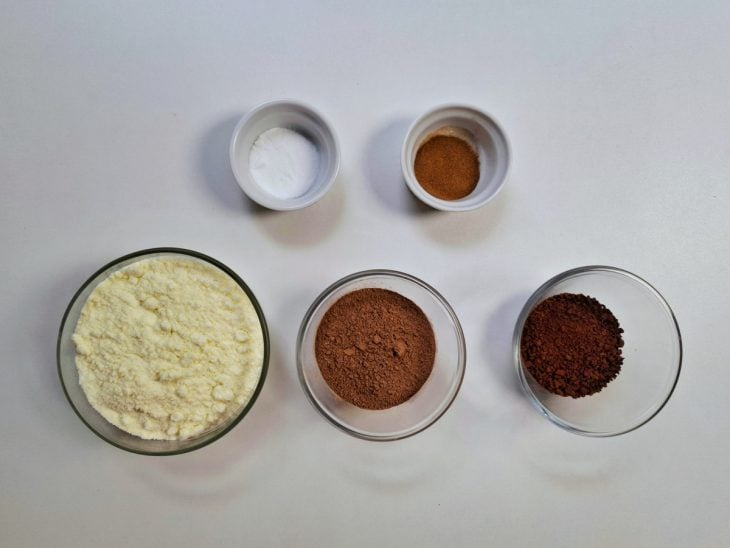 Uma bancada com os ingredientes.