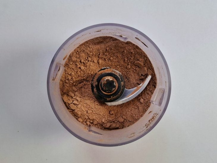 Um processador com os ingredientes misturados.