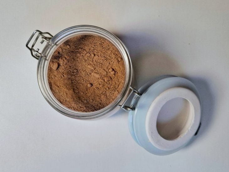Um pote com capuccino caseiro light pronto.