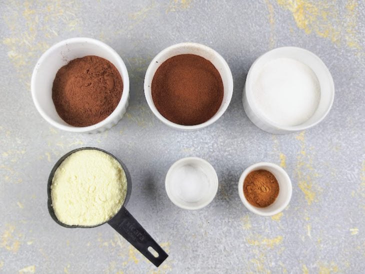 Ingredientes do capuccino caseiro na bancada.