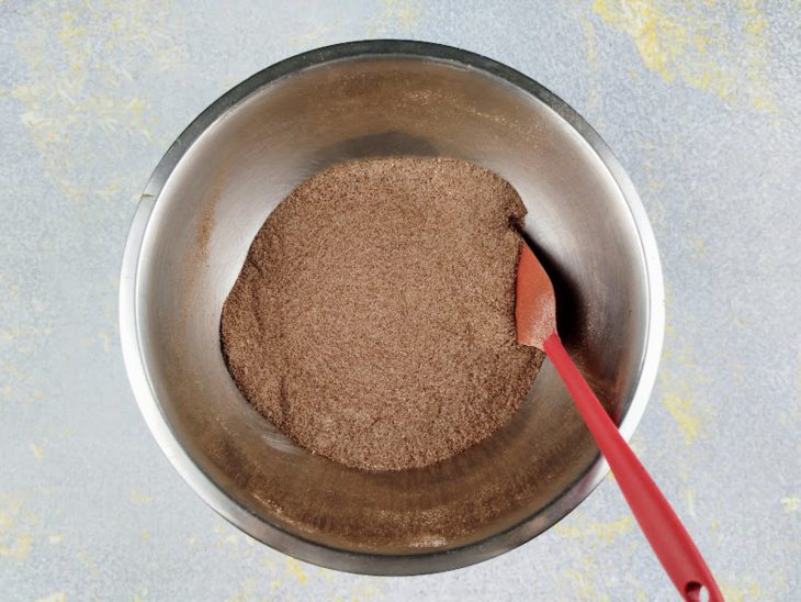Uma tigela com a mistura dos ingredientes.