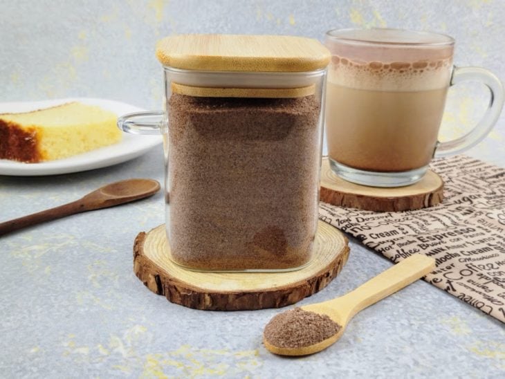 Um pote com capuccino caseiro simples.