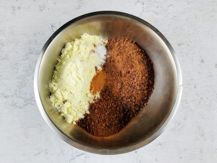 Numa tigela, os ingredientes dispostos para serem misturados.