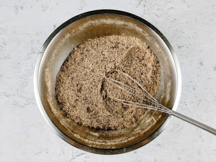 Ingredientes na tigela devidamente misturados.
