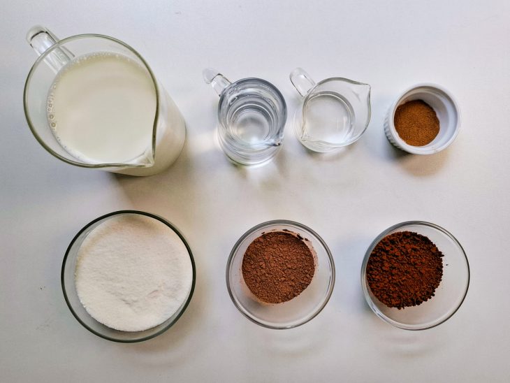 Ingredientes separados sobre a bancada.