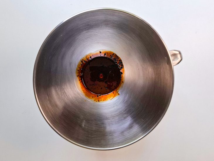 Café solúvel e água fervente.