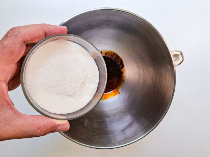 Açúcar adicionado ao café.