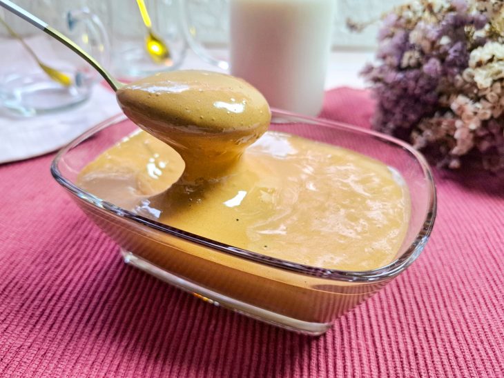 Capuccino cremoso de batedeira servido.