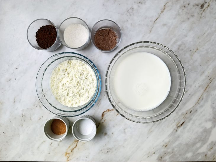 Ingredientes reunidos na bancada.