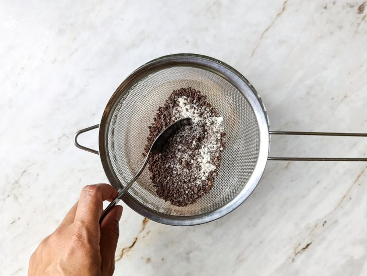 Na peneira, os ingredientes sendo peneirados.