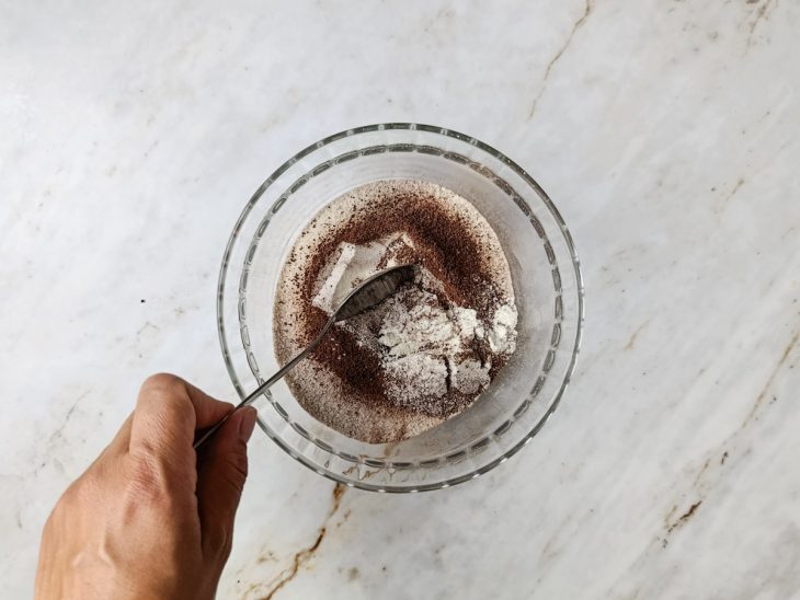 Ingredientes sendo misturados com uma colher.