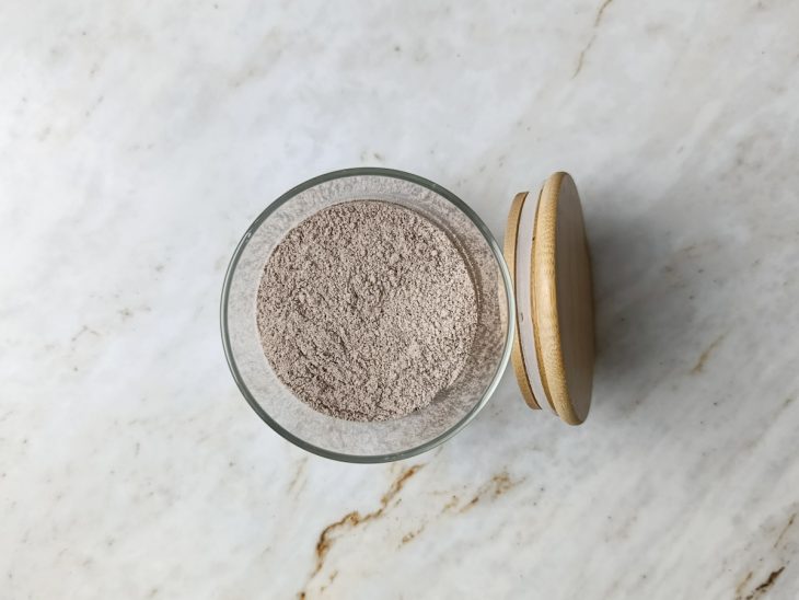 Mistura transferida para um pote com tampa.