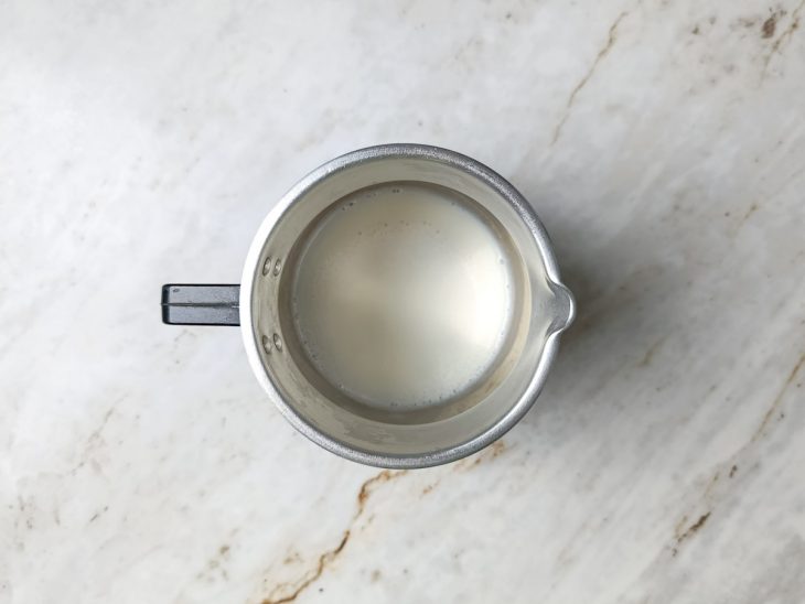 Numa leiteira, o leite fervido.