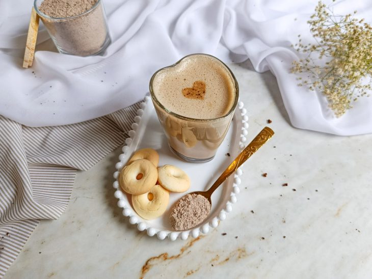 Cappuccino pronto, servido com biscoitinhos.