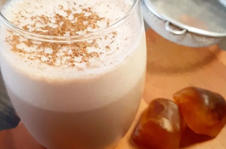 Capuccino gelado com canela