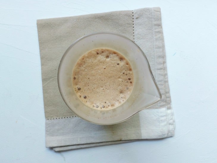 Um recipiente contendo capuccino proteico.