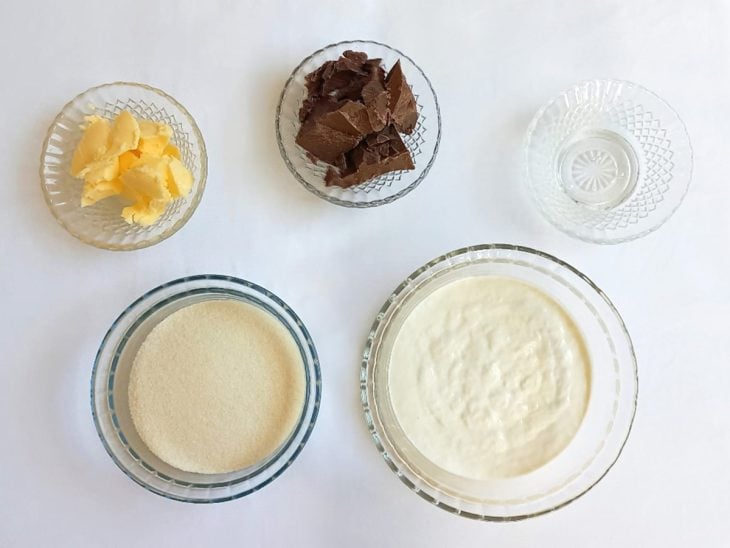 Ingredientes para a receita de caramelo de chocolate reunidos em uma bancada.