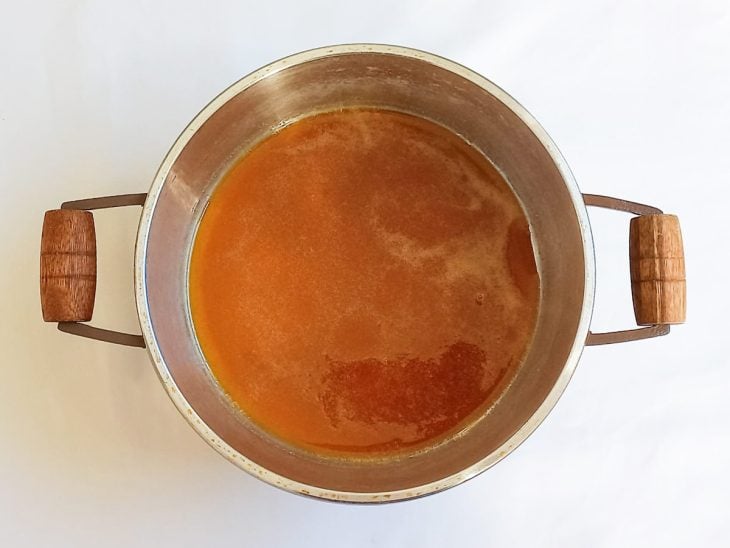 Açúcar derretido em uma panela.