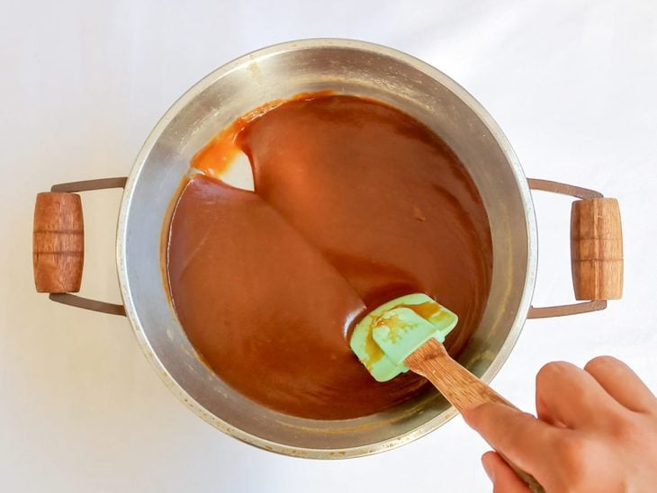 Caramelo em ponto cremoso na panela.