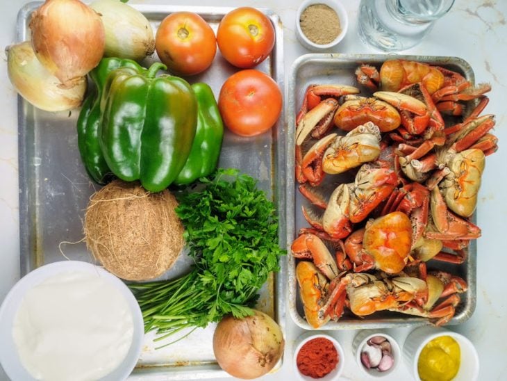ingredientes reunidos para fazer caranguejada