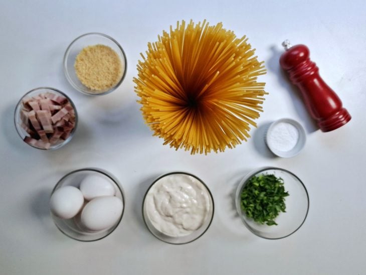 Ingredientes reunidos em uma bancada.