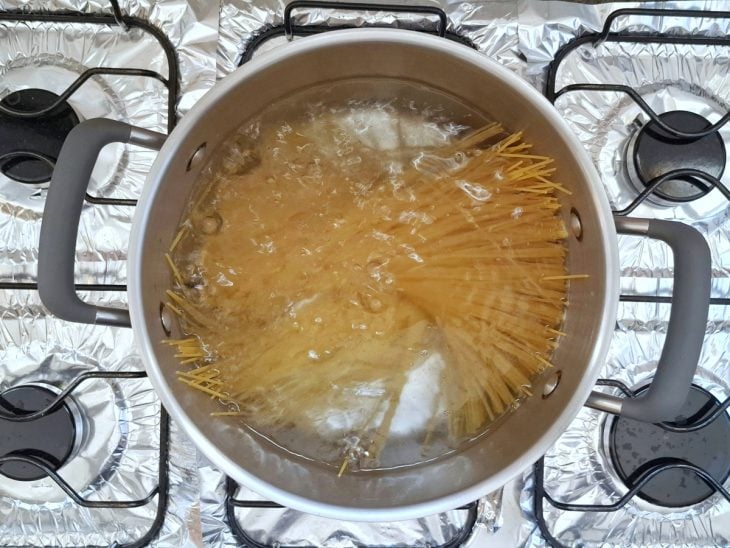 Macarrão cozinhando em uma panela com água.