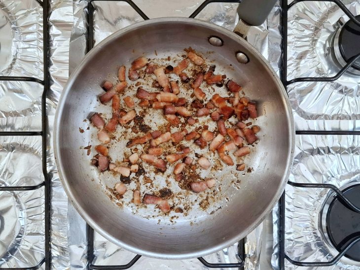 Bacon fritando em uma frigideira.