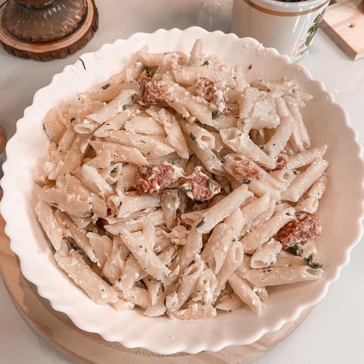 Carbonara com linguiça colonial