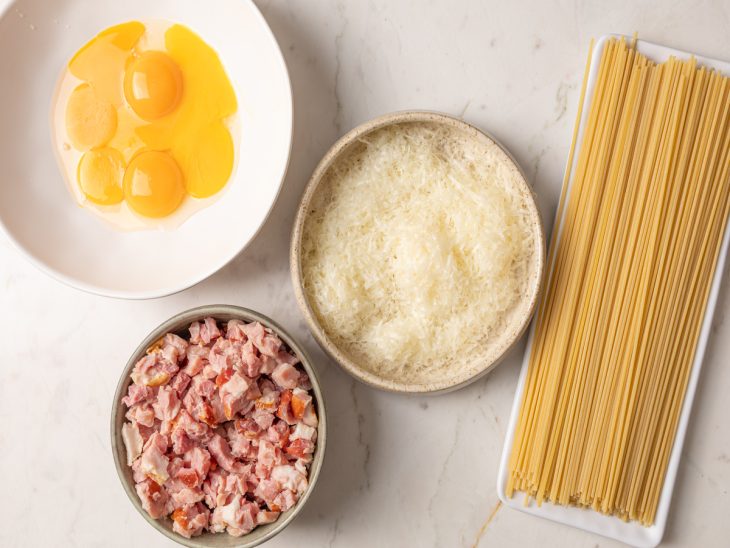 Ingredientes reunidos em uma bancada.