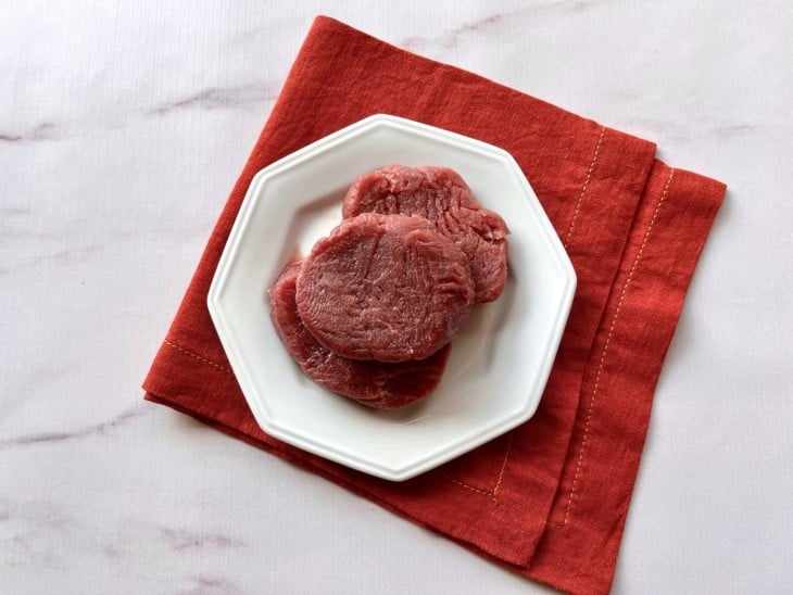 Um prato com os medalhões de carne.