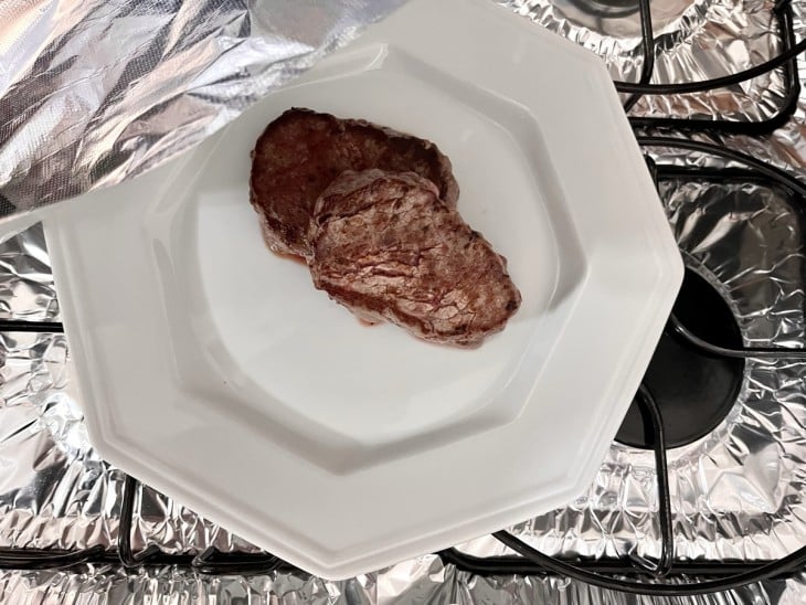 Um prato com as carnes seladas.