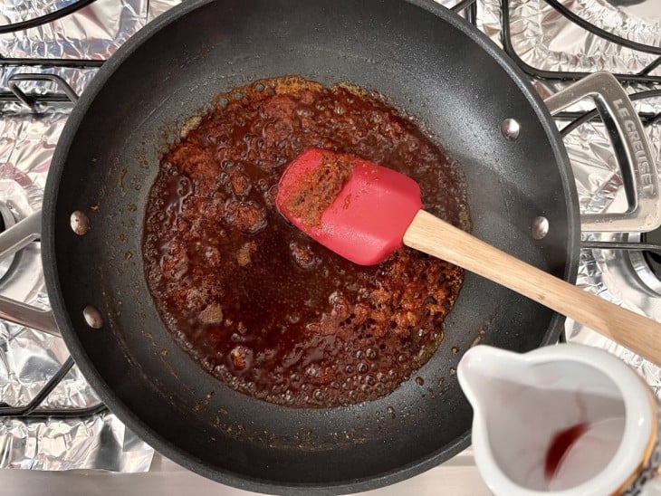 Uma frigideira com o molho na cor de ferrugem.