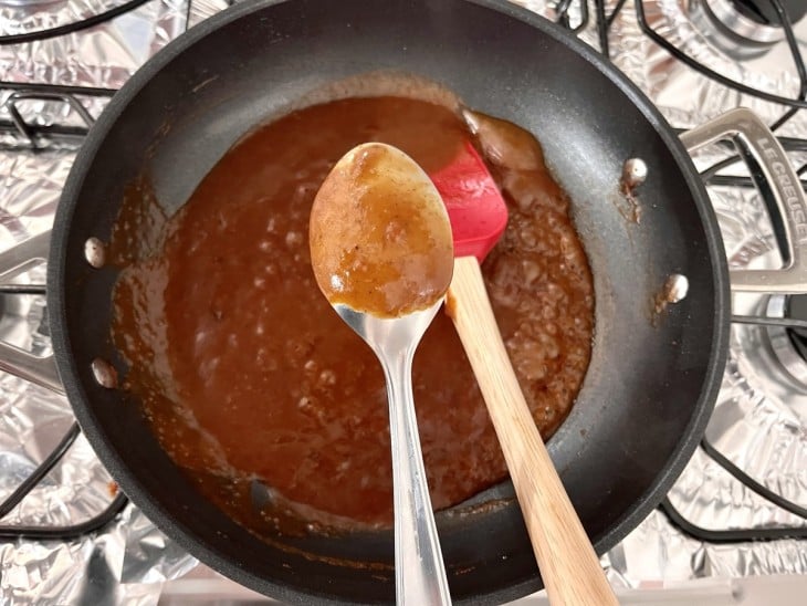 Uma frigideira com o molho madeira pronto.