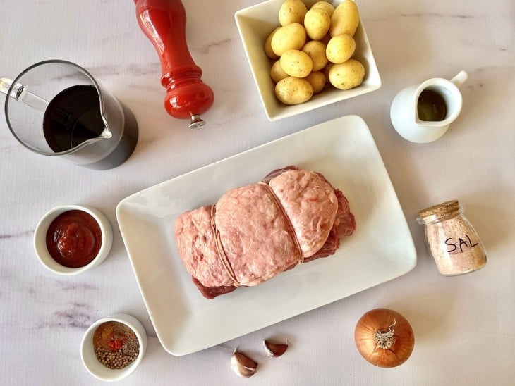 Ingredientes da carne ao vinho na panela de pressão reunidos.