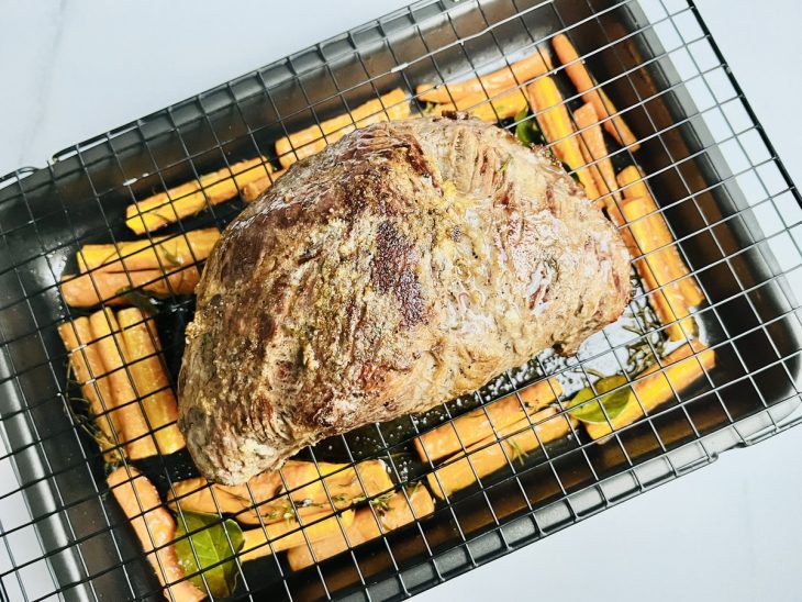 Carne assada sobre a grelha.