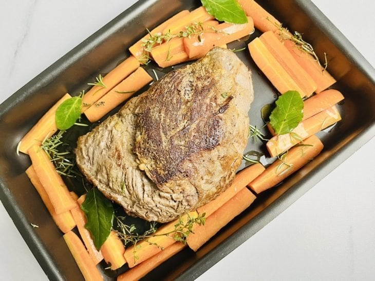 Carne com cenoura dentro da assadeira.