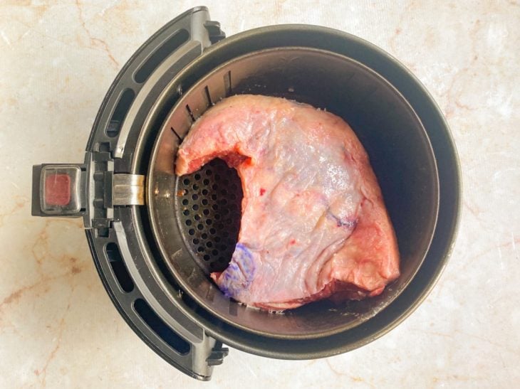 Peça de maminha posicionada dentro do cesto da air fryer.