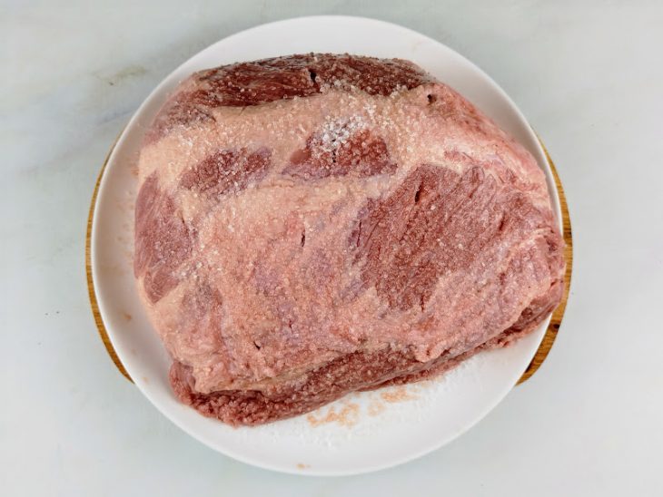 Sal espalhado sobre a carne.
