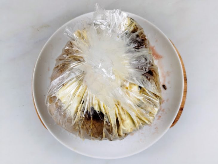Carne embrulhada em papel celofane.