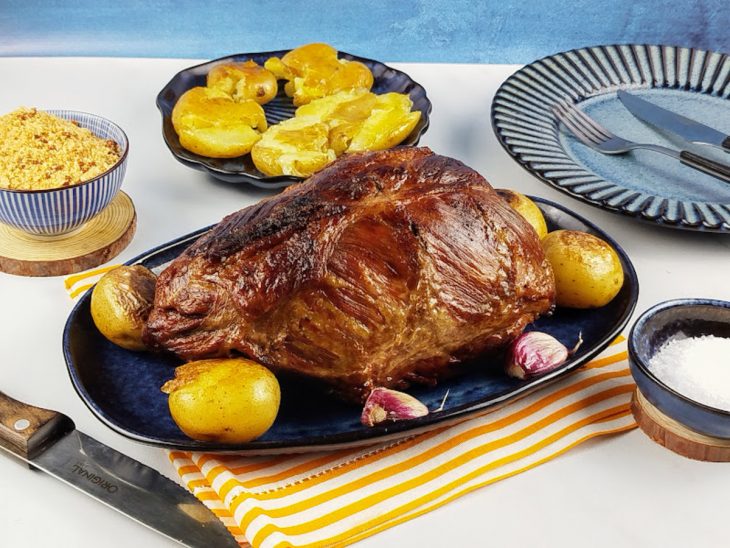 Carne assada simples pronta para consumo.