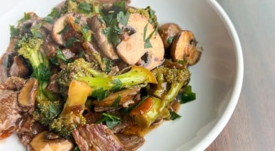 Carne com brócolis e cogumelos