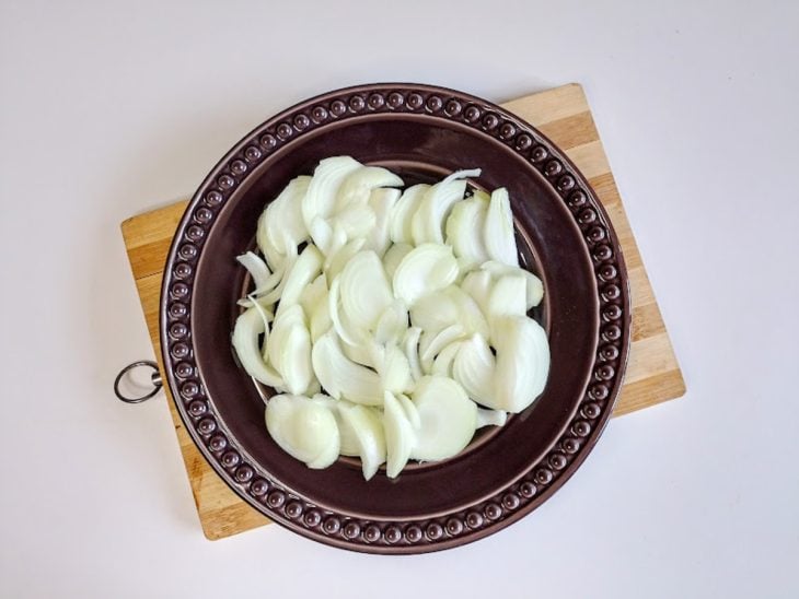 Um prato contendo cebolas cortadas.