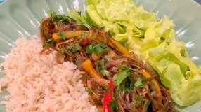 Carne de casca de banana com pimentão